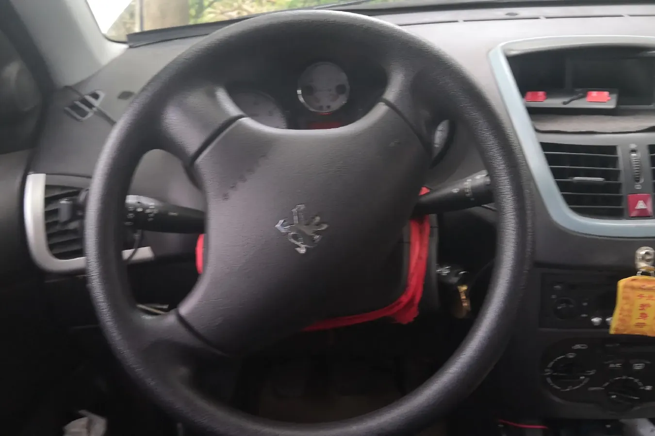 2011 Peugeot 207 1.4L 76HP L4 5MT,autocango,china used car exporter,china ev exporter,chinese used car exporter,chinese used ev exporter