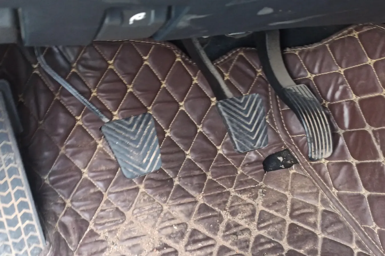 2015 Leopaard Q6 2.4L 147HP L4 5MT,autocango,china used car exporter,china ev exporter,chinese used car exporter,chinese used ev exporter