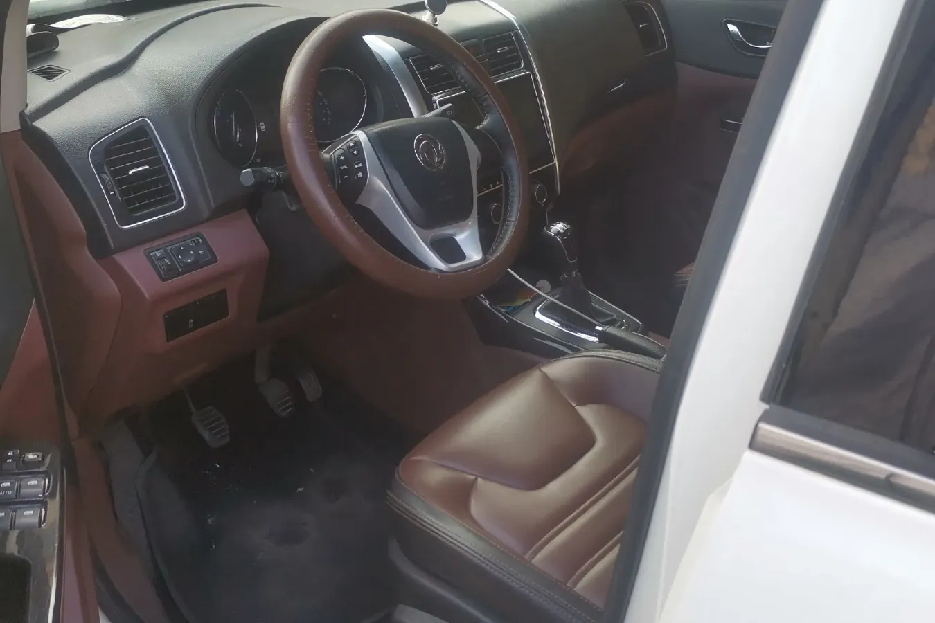 2016 DongFeng Forthing SX6 1.6L 122HP L4 5MT,autocango,china used car exporter,china ev exporter,chinese used car exporter,chinese used ev exporter