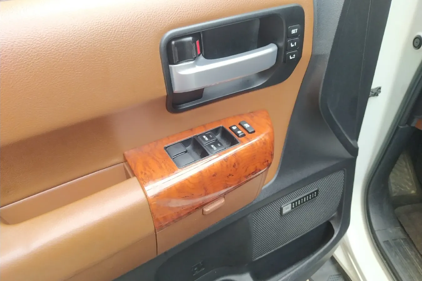 2010 Toyota Sequoia 5.7L 386HP V8 6AT,autocango,china used car exporter,china ev exporter,chinese used car exporter,chinese used ev exporter