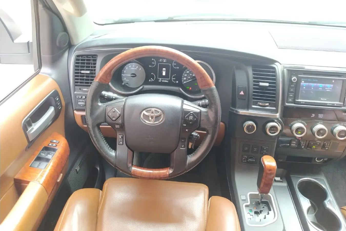 2010 Toyota Sequoia 5.7L 386HP V8 6AT,autocango,china used car exporter,china ev exporter,chinese used car exporter,chinese used ev exporter