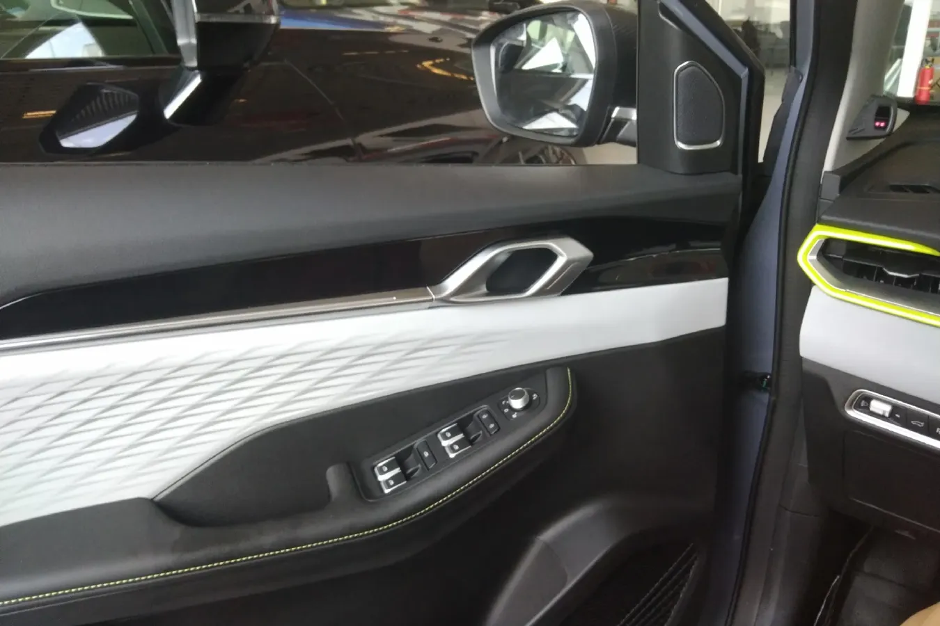 2022 Geely Coolray 1.5T 181HP L4 7DCT,autocango,china used car exporter,china ev exporter,chinese used car exporter,chinese used ev exporter