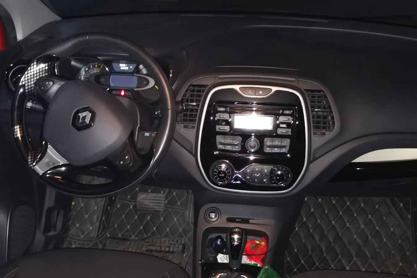 2015 Renault  Captur 1.2T 116HP L4 6DCT,autocango,china used car exporter,china ev exporter,chinese used car exporter,chinese used ev exporter