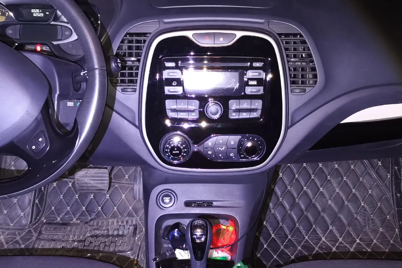 2015 Renault  Captur 1.2T 116HP L4 6DCT,autocango,china used car exporter,china ev exporter,chinese used car exporter,chinese used ev exporter