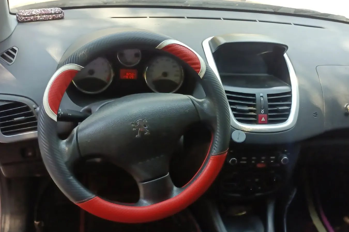 2011 Peugeot 207 1.4L 76HP L4 5MT,autocango,china used car exporter,china ev exporter,chinese used car exporter,chinese used ev exporter