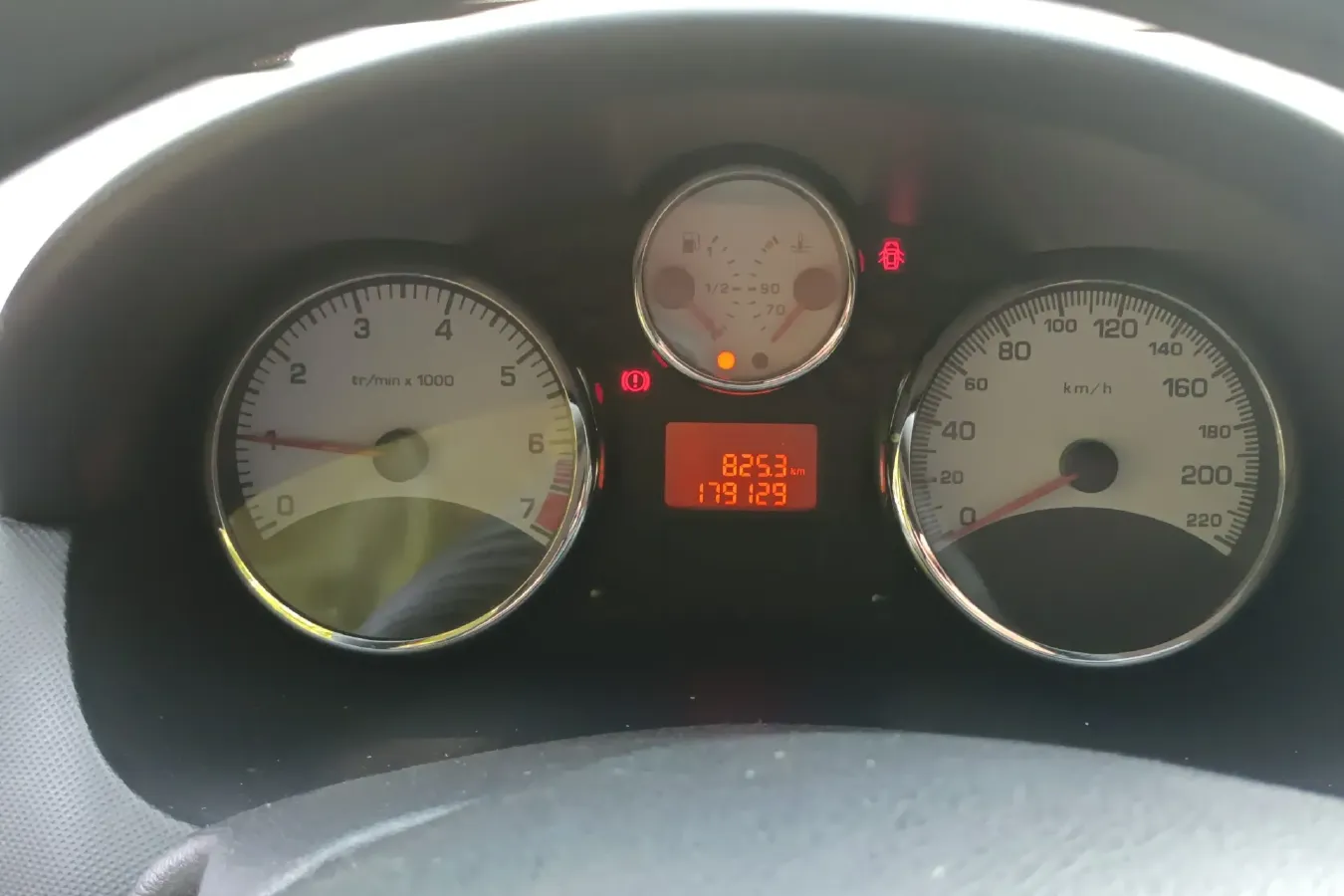 2011 Peugeot 207 1.4L 76HP L4 5MT,autocango,china used car exporter,china ev exporter,chinese used car exporter,chinese used ev exporter