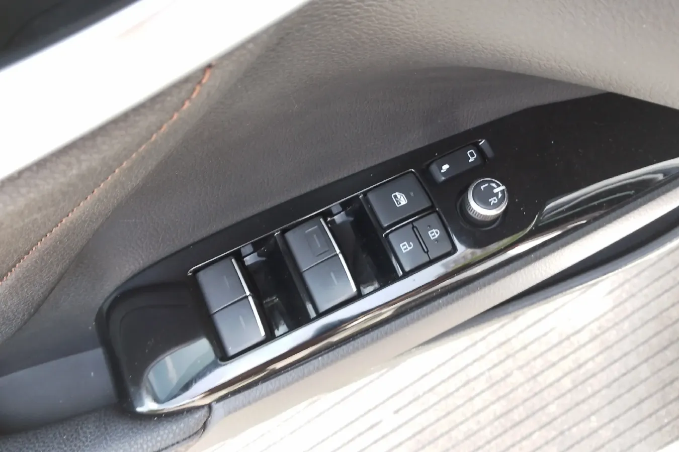 2021 Toyota Camry 2.5L 178HP L4 E-CVT Hybrid,autocango,china used car exporter,china ev exporter,chinese used car exporter,chinese used ev exporter