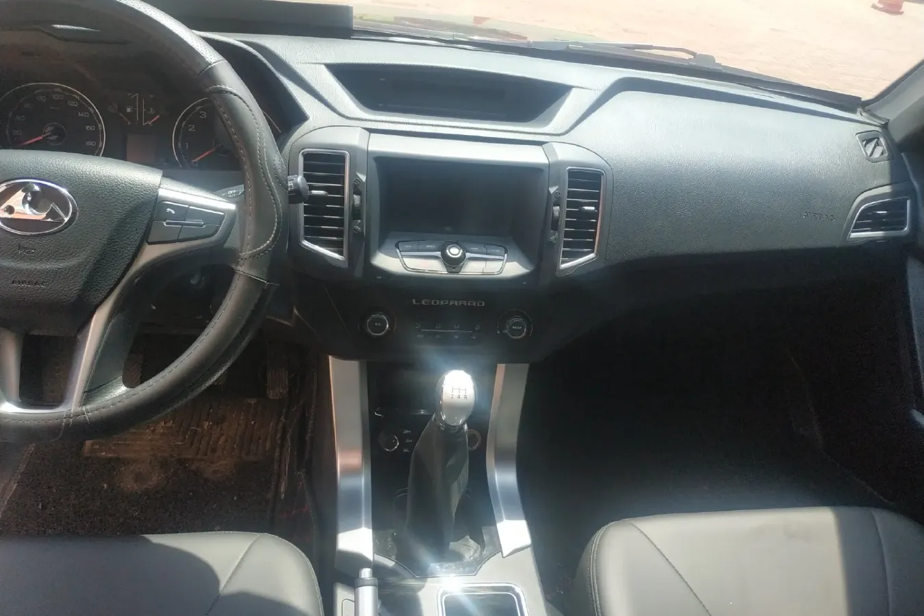 2015 Leopaard Q6 2.4L 147HP L4 5MT,autocango,china used car exporter,china ev exporter,chinese used car exporter,chinese used ev exporter