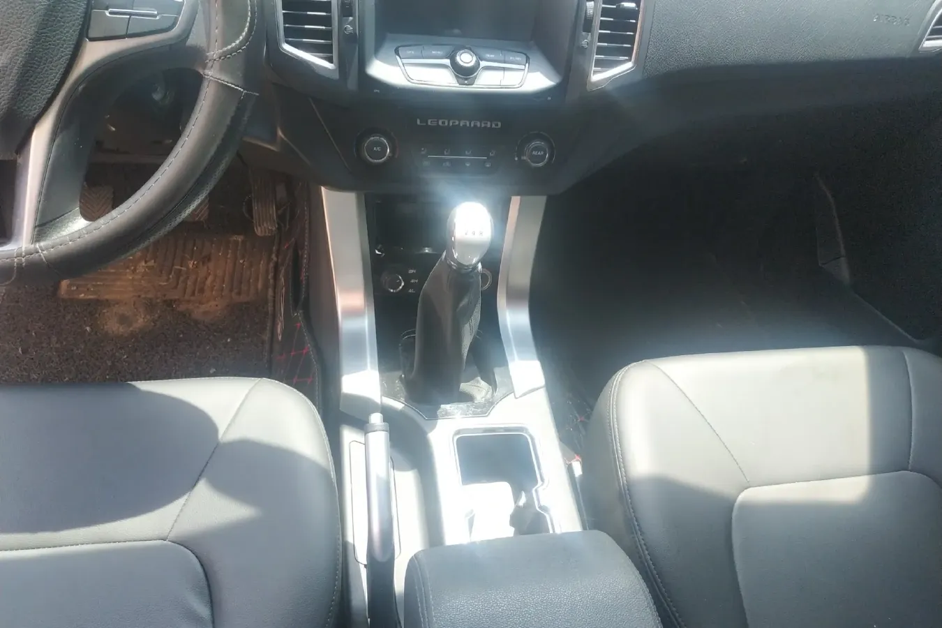 2015 Leopaard Q6 2.4L 147HP L4 5MT,autocango,china used car exporter,china ev exporter,chinese used car exporter,chinese used ev exporter