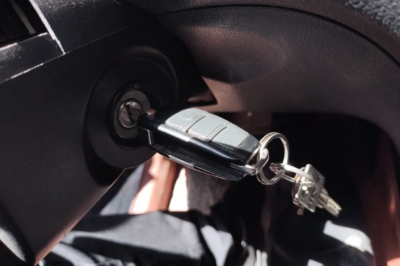 2014 DongFeng Fengon Fengon 330 1.5L 109HP L4 5MT,autocango,china used car exporter,china ev exporter,chinese used car exporter,chinese used ev exporter