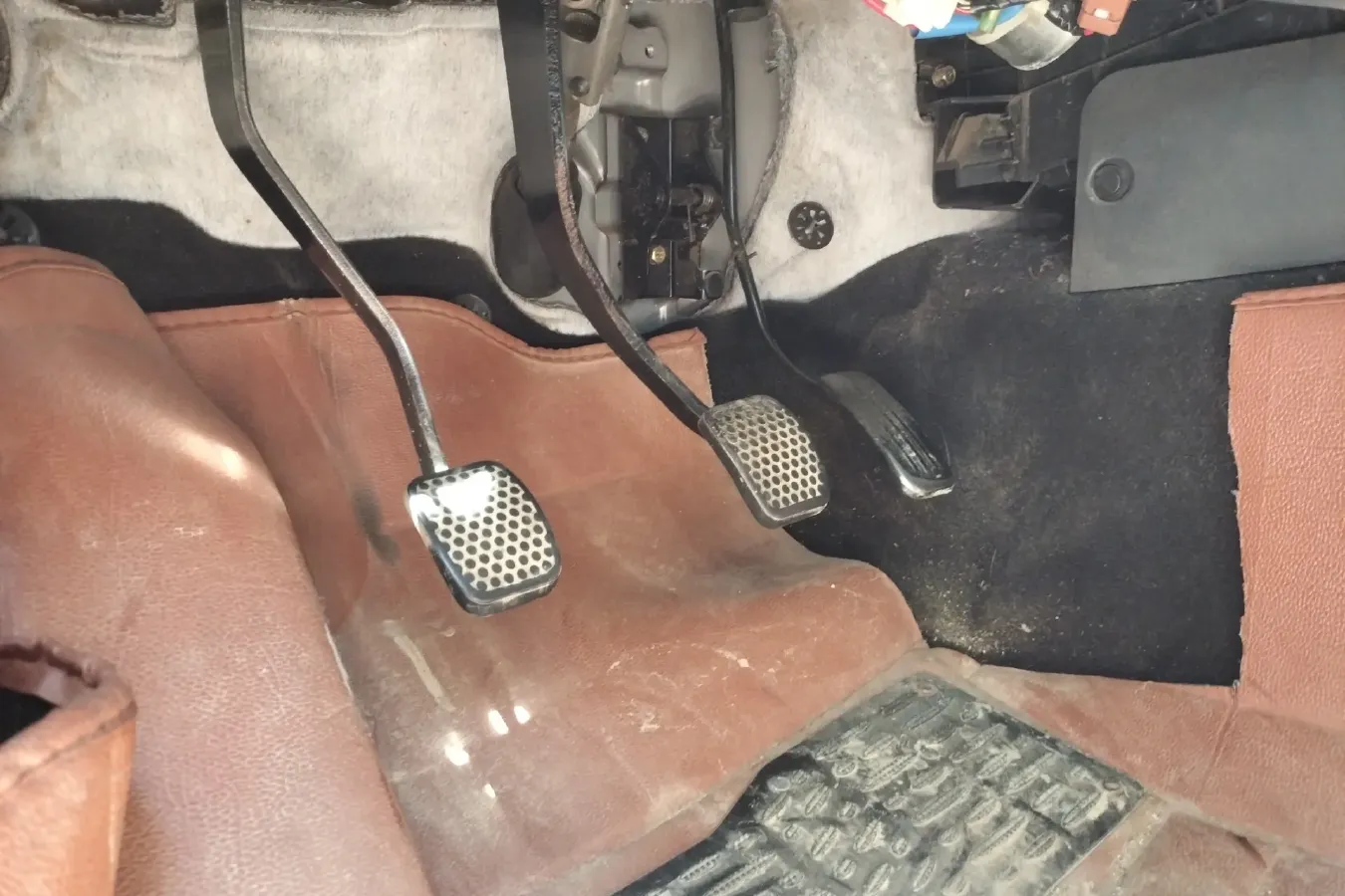 2014 DongFeng Fengon Fengon 330 1.5L 109HP L4 5MT,autocango,china used car exporter,china ev exporter,chinese used car exporter,chinese used ev exporter