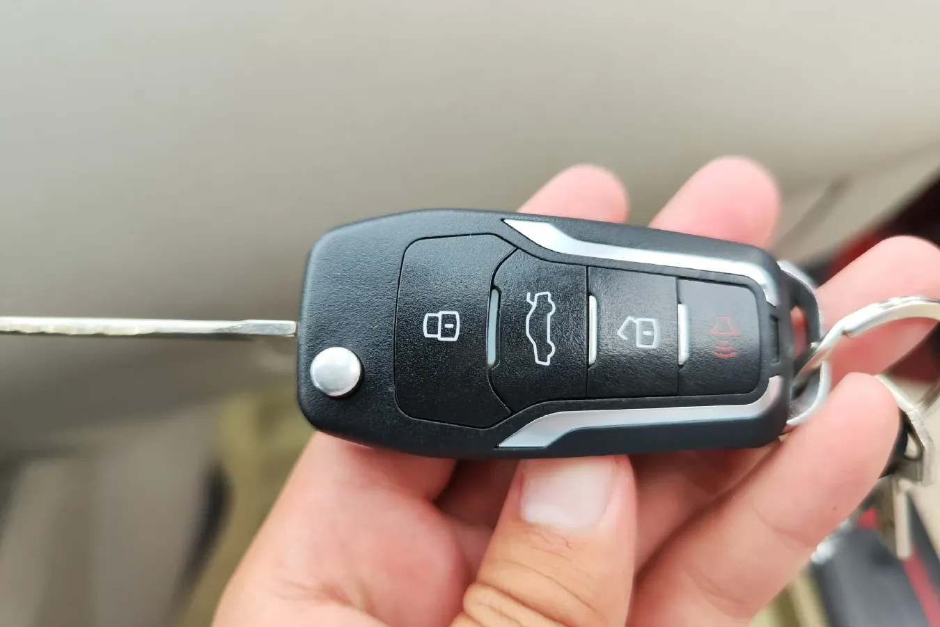 2015 Venucia R50 1.6L 117HP L4 4AT,autocango,china used car exporter,china ev exporter,chinese used car exporter,chinese used ev exporter