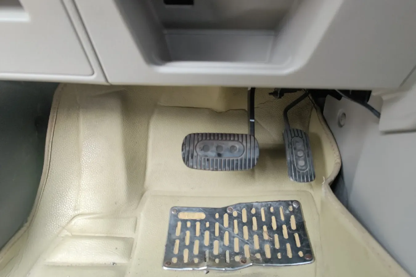 2015 Venucia R50 1.6L 117HP L4 4AT,autocango,china used car exporter,china ev exporter,chinese used car exporter,chinese used ev exporter