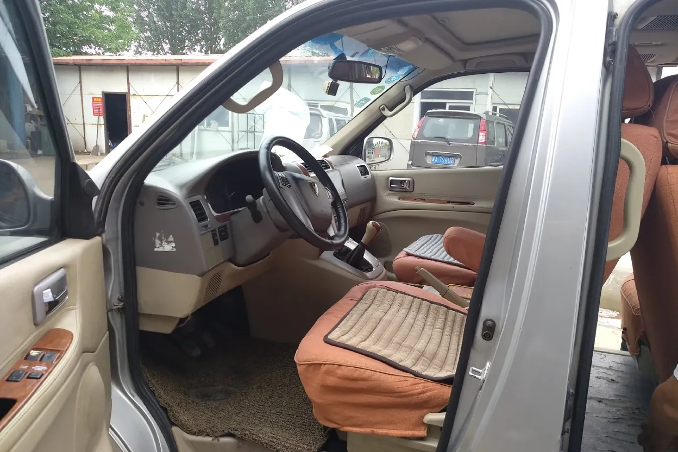 2010 JinBei Grace 2.7L 151HP L4 5MT,autocango,china used car exporter,china ev exporter,chinese used car exporter,chinese used ev exporter