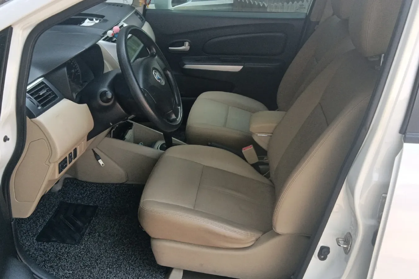 2013 Venucia R50 1.6L 117HP L4 4AT,autocango,china used car exporter,china ev exporter,chinese used car exporter,chinese used ev exporter