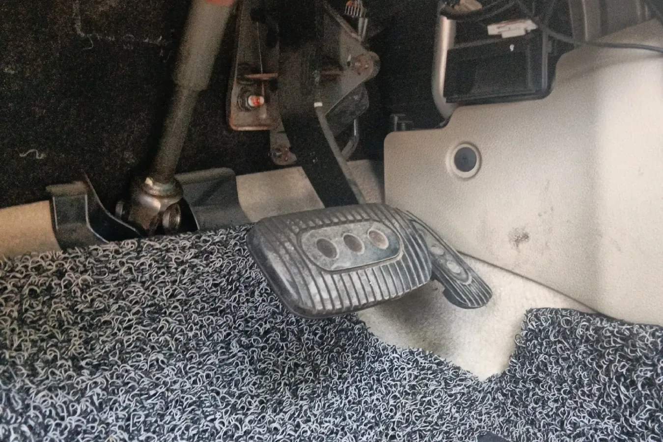 2013 Venucia R50 1.6L 117HP L4 4AT,autocango,china used car exporter,china ev exporter,chinese used car exporter,chinese used ev exporter