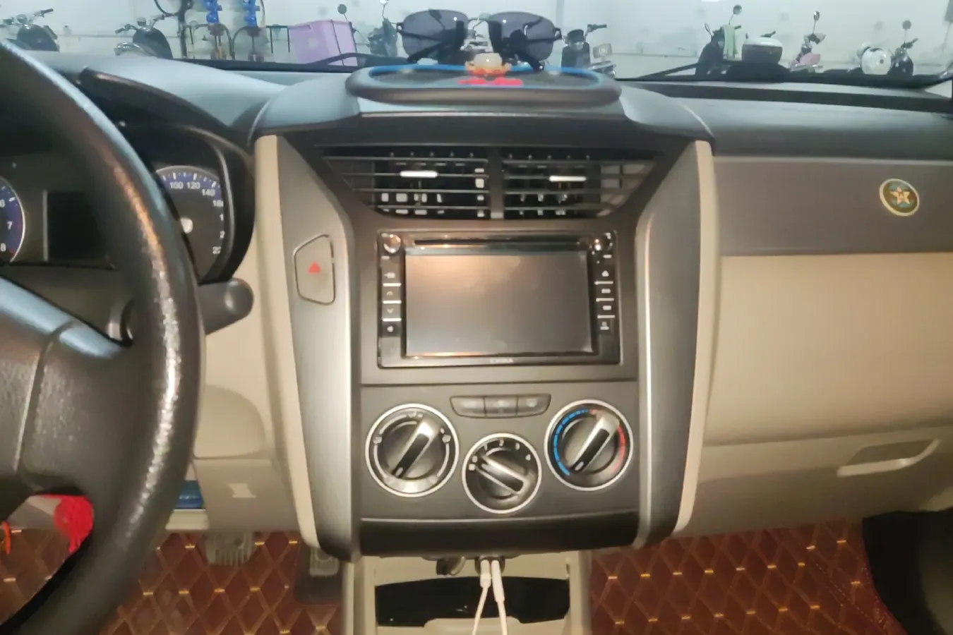 2015 Venucia R50 1.6L 117HP L4 5MT,autocango,china used car exporter,china ev exporter,chinese used car exporter,chinese used ev exporter