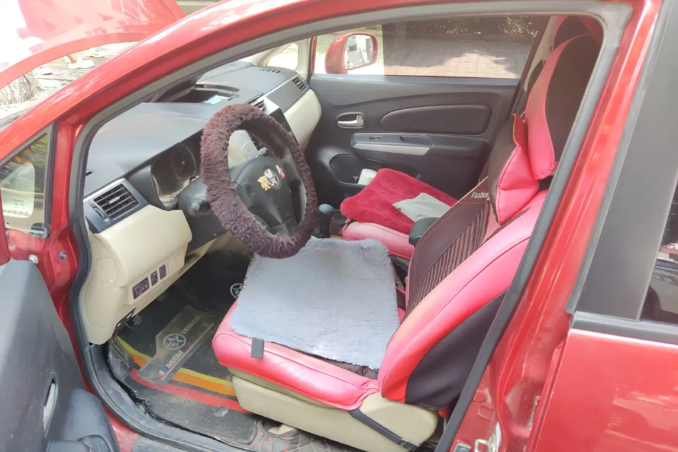 2013 Venucia R50 1.6L 117HP L4 5MT,autocango,china used car exporter,china ev exporter,chinese used car exporter,chinese used ev exporter