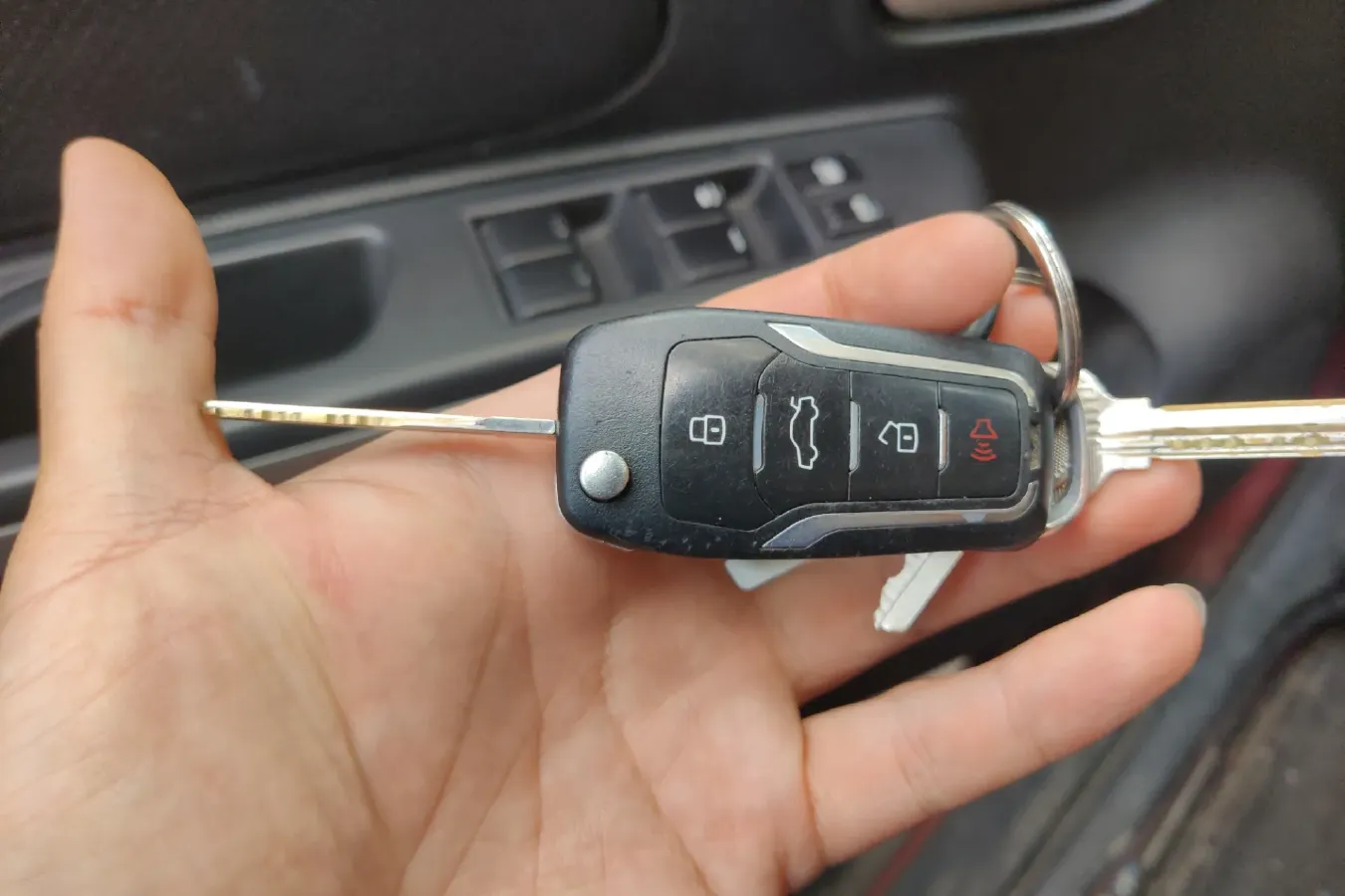 2013 Venucia R50 1.6L 117HP L4 5MT,autocango,china used car exporter,china ev exporter,chinese used car exporter,chinese used ev exporter