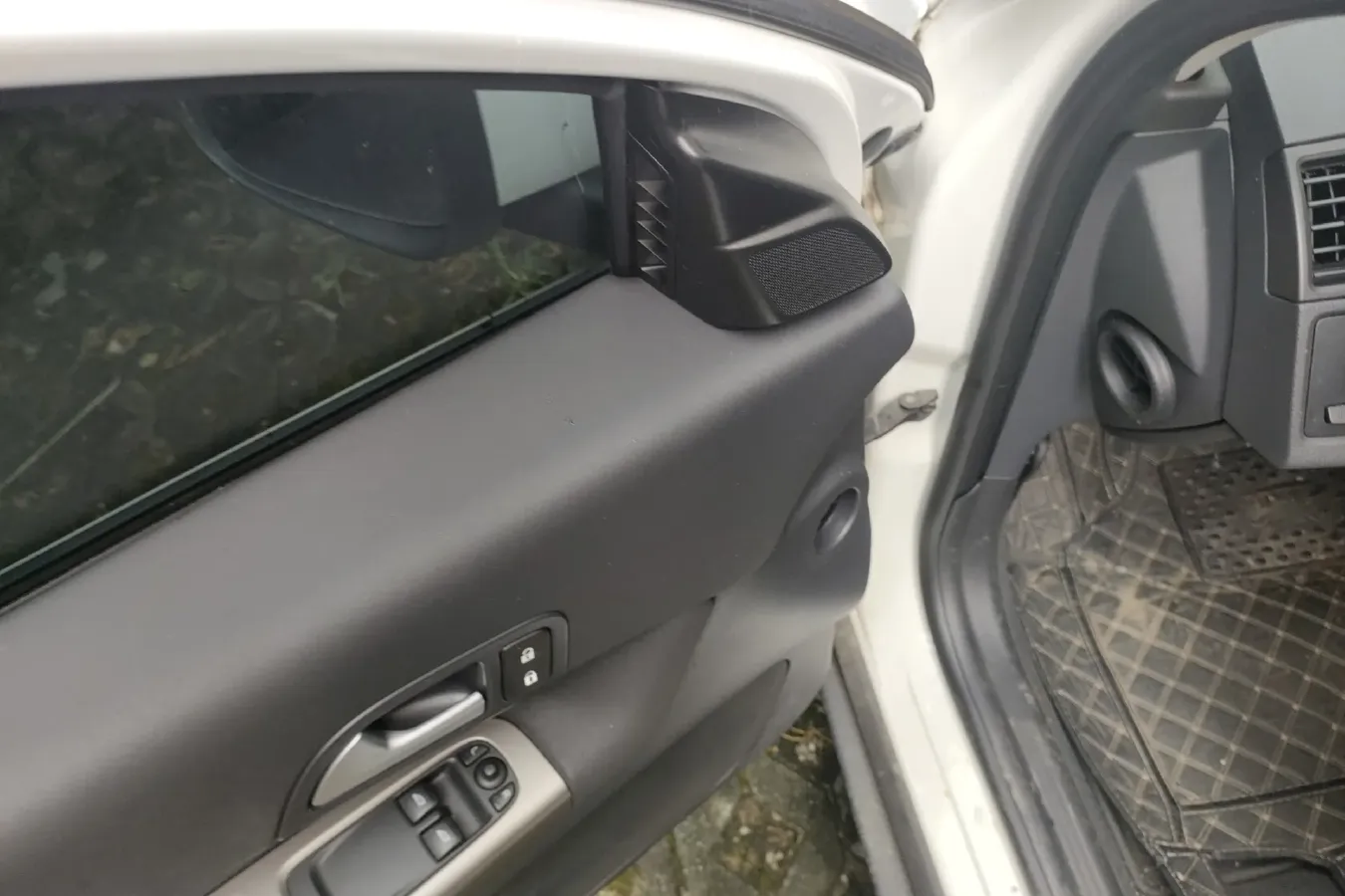 2010 Volvo C30 2.0L 145HP L4 6DCT,autocango,china used car exporter,china ev exporter,chinese used car exporter,chinese used ev exporter