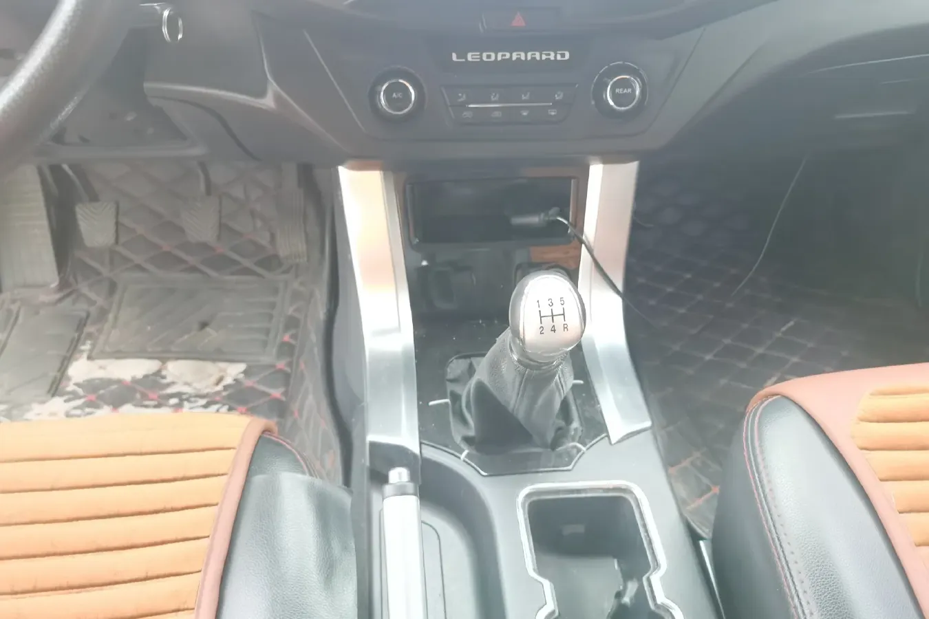 2015 Leopaard Q6 2.4L 147HP L4 5MT,autocango,china used car exporter,china ev exporter,chinese used car exporter,chinese used ev exporter