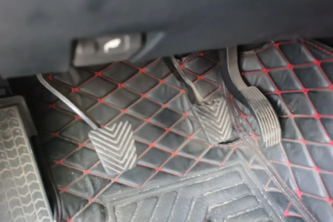 2015 Leopaard Q6 2.4L 147HP L4 5MT,autocango,china used car exporter,china ev exporter,chinese used car exporter,chinese used ev exporter