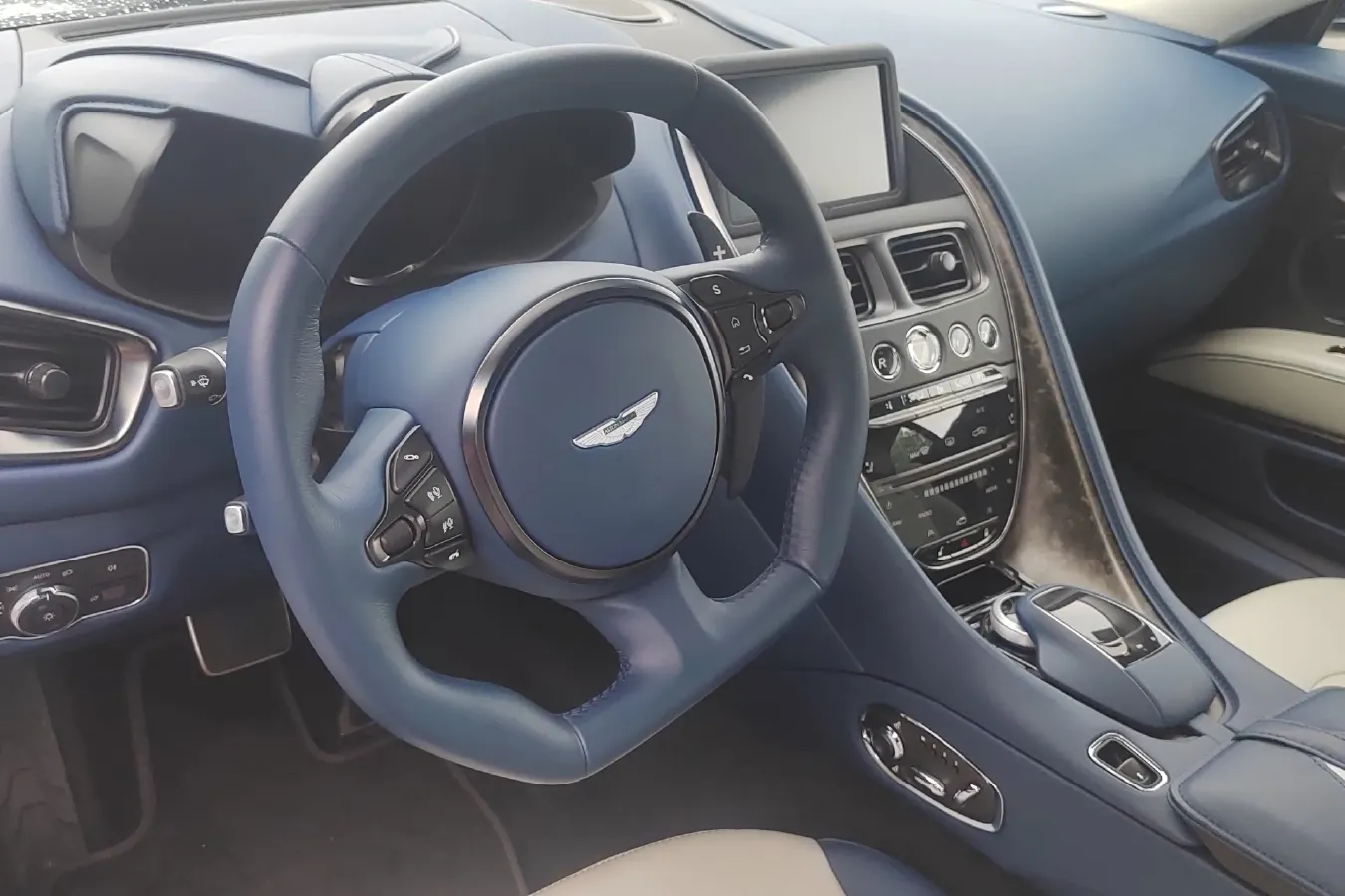 2020 Aston Martin DBS 5.2T 725HP V12 8AT,autocango,china used car exporter,china ev exporter,chinese used car exporter,chinese used ev exporter