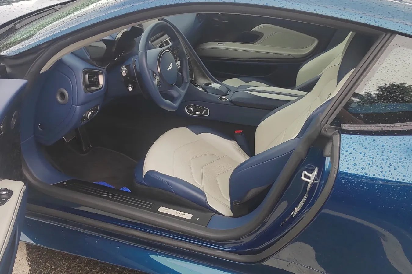 2020 Aston Martin DBS 5.2T 725HP V12 8AT,autocango,china used car exporter,china ev exporter,chinese used car exporter,chinese used ev exporter