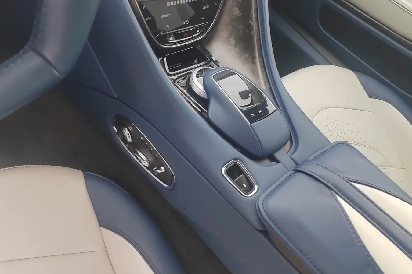 2020 Aston Martin DBS 5.2T 725HP V12 8AT,autocango,china used car exporter,china ev exporter,chinese used car exporter,chinese used ev exporter