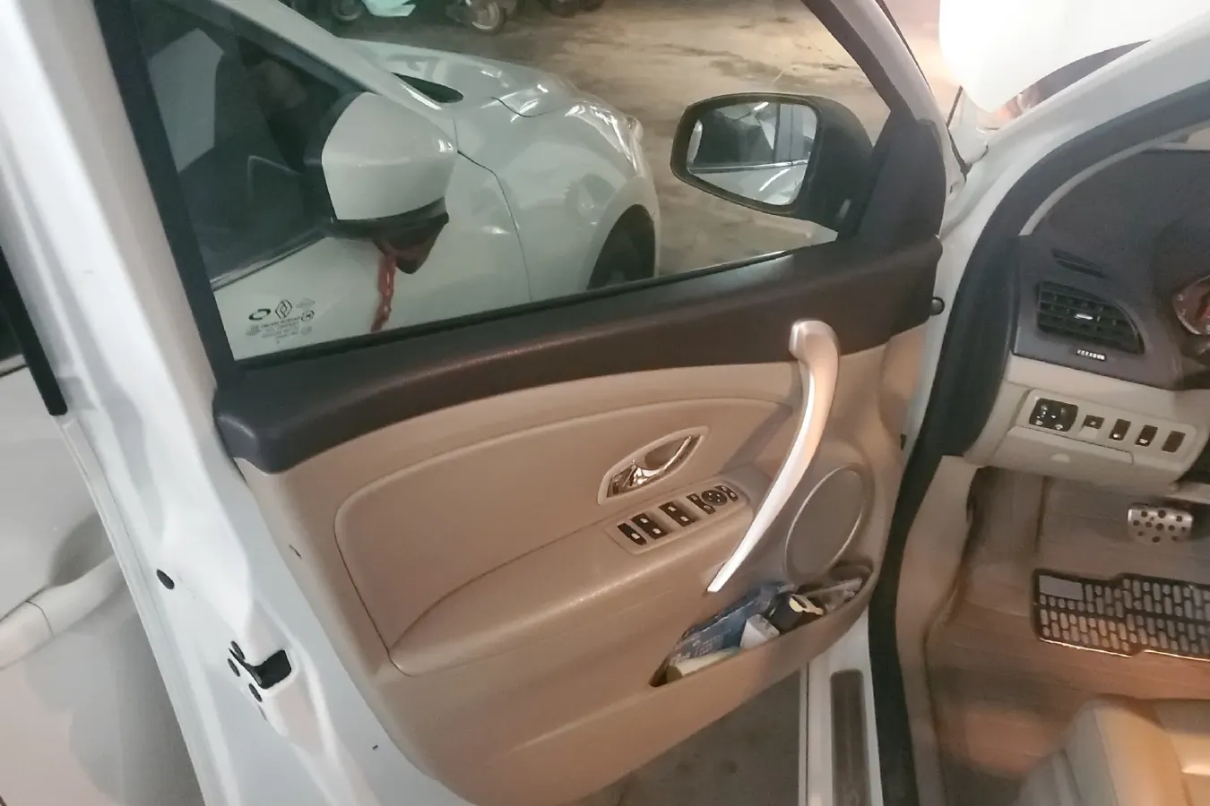 2015 Renault  Fluence 2.0L 137HP L4 CVT,autocango,china used car exporter,china ev exporter,chinese used car exporter,chinese used ev exporter