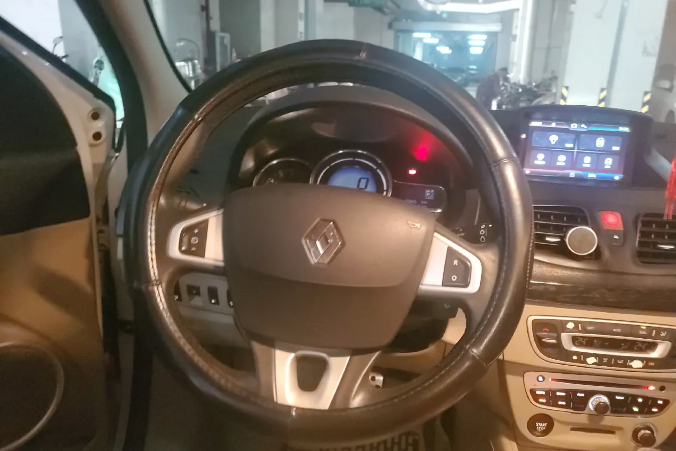 2015 Renault  Fluence 2.0L 137HP L4 CVT,autocango,china used car exporter,china ev exporter,chinese used car exporter,chinese used ev exporter