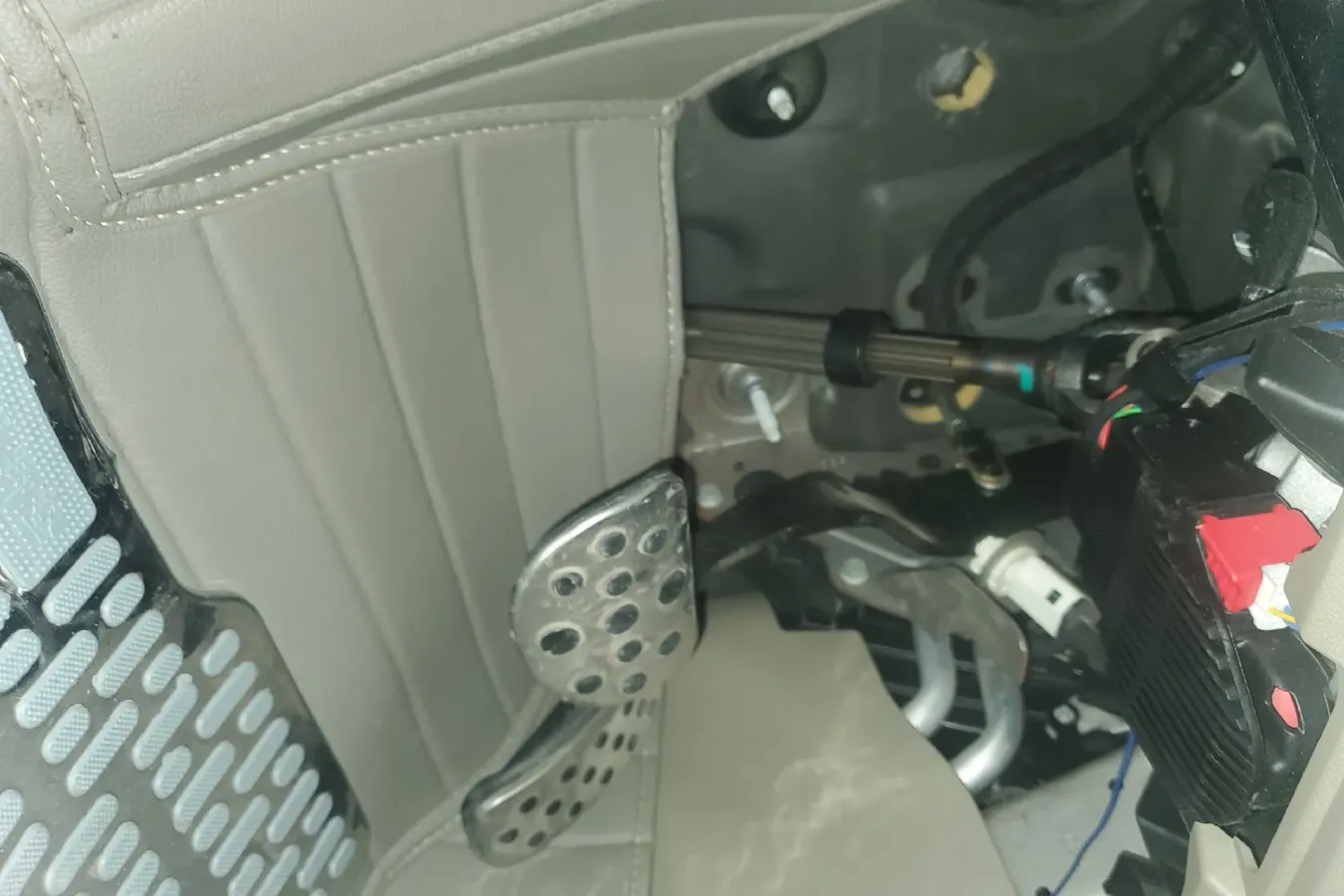 2015 Renault  Fluence 2.0L 137HP L4 CVT,autocango,china used car exporter,china ev exporter,chinese used car exporter,chinese used ev exporter