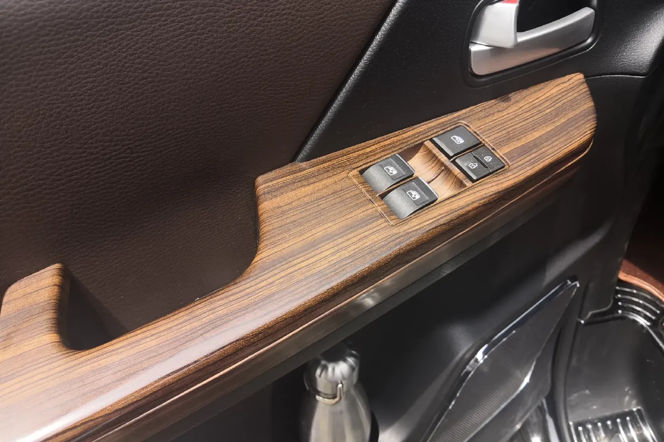 2021 DongFeng Forthing LingZhi Plus 2.0L 133HP L4 6MT,autocango,china used car exporter,china ev exporter,chinese used car exporter,chinese used ev exporter