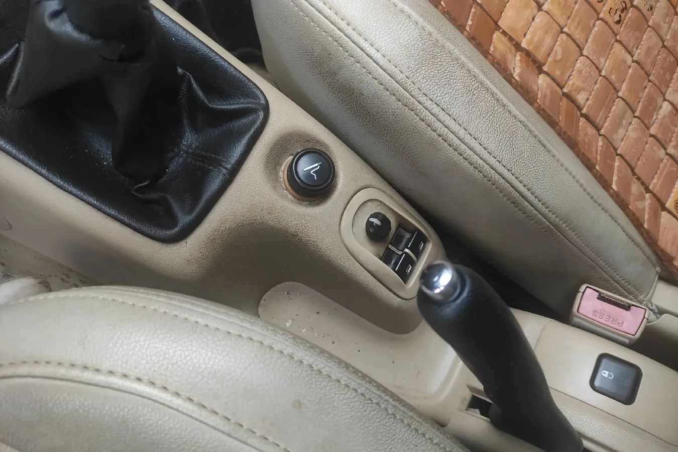 2009 Peugeot 207 1.4L 76HP L4 5MT,autocango,china used car exporter,china ev exporter,chinese used car exporter,chinese used ev exporter