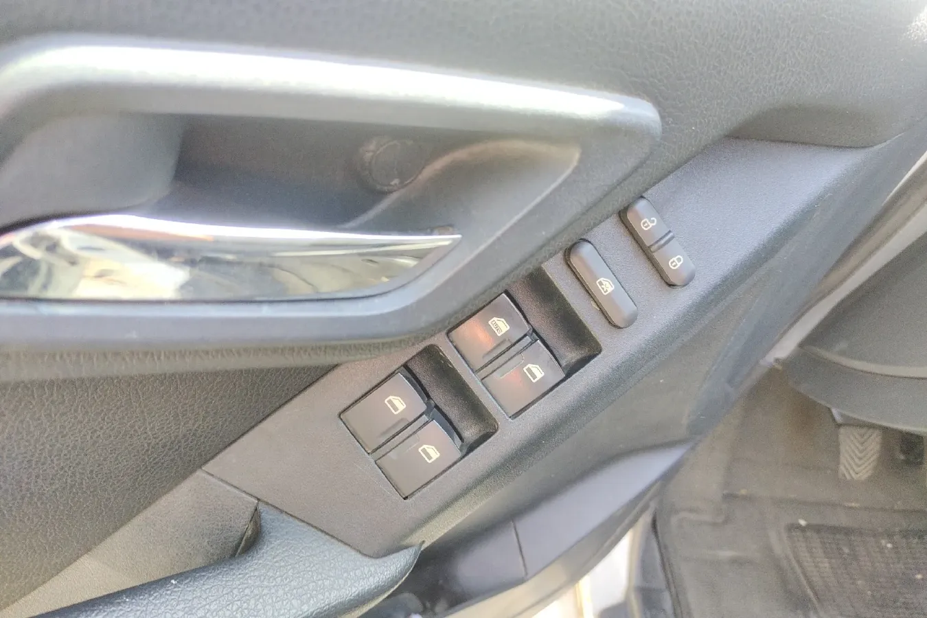 2015 Leopaard Q6 2.4L 147HP L4 5MT,autocango,china used car exporter,china ev exporter,chinese used car exporter,chinese used ev exporter