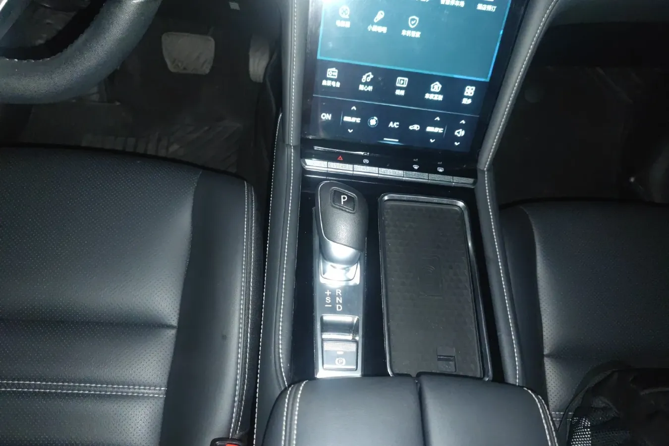 2020 Venucia Star 1.5T 190HP L4 7DCT,autocango,china used car exporter,china ev exporter,chinese used car exporter,chinese used ev exporter