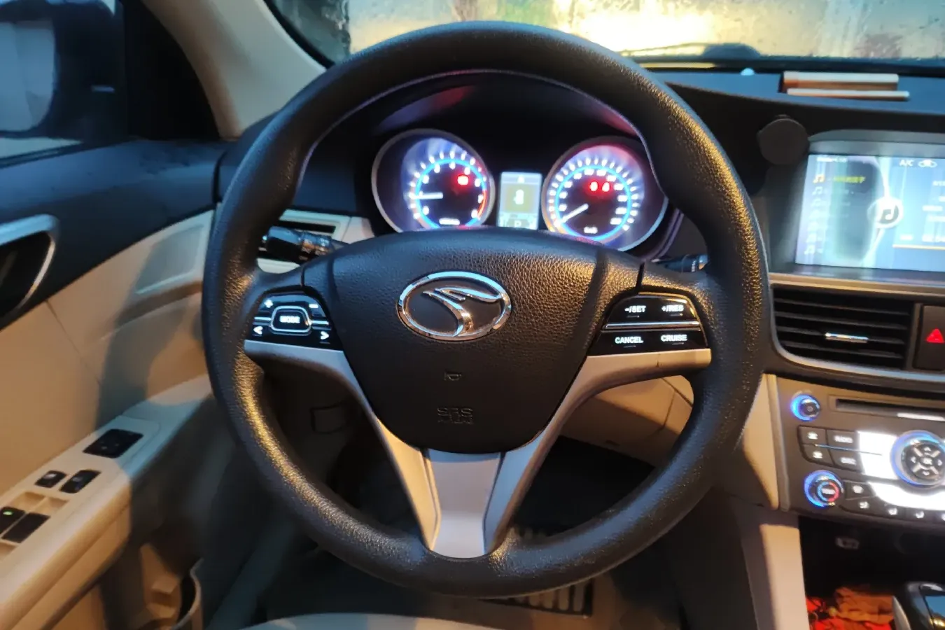 2013 Soueast V5 1.5L 120HP L4 CVT,autocango,china used car exporter,china ev exporter,chinese used car exporter,chinese used ev exporter