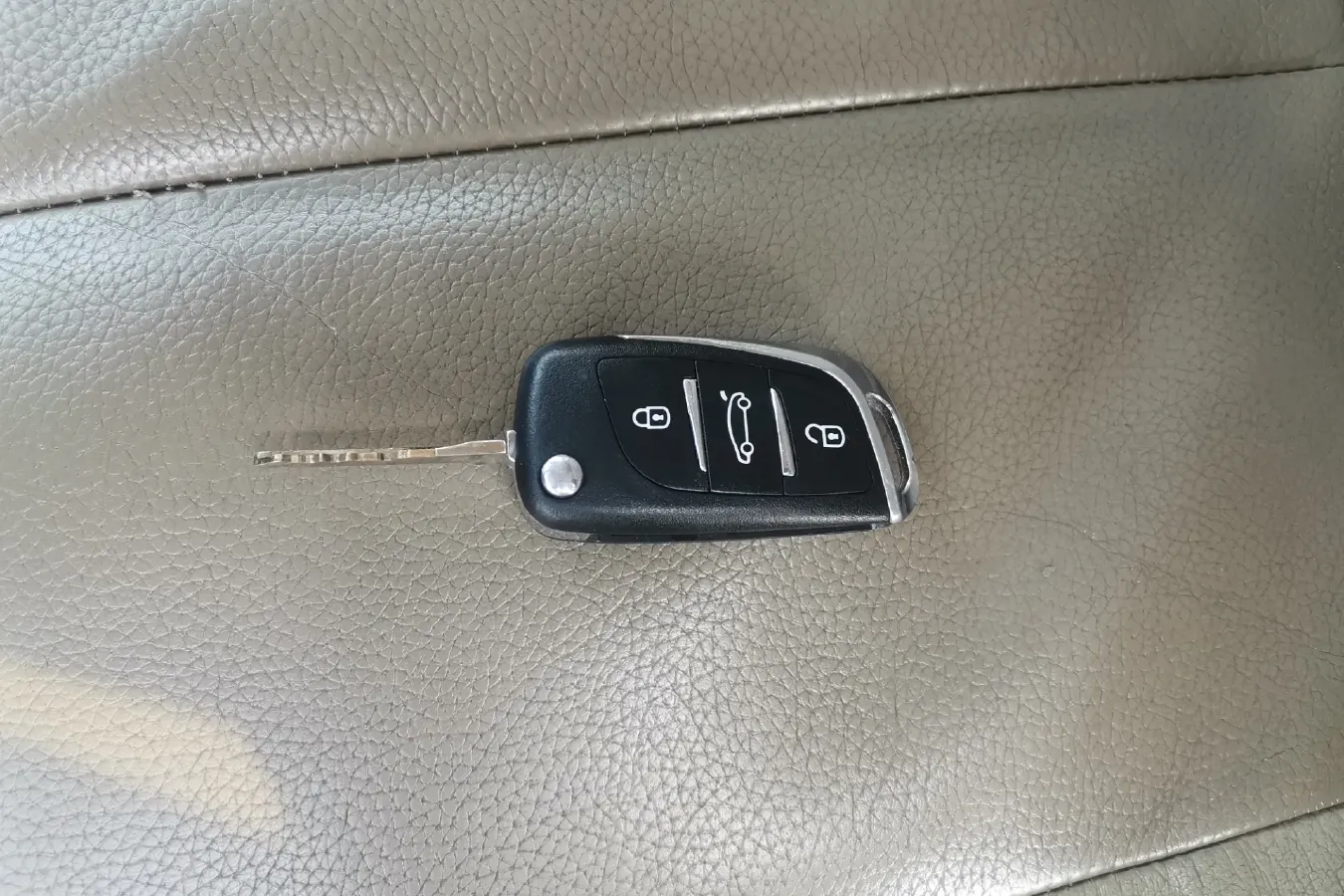 2009 Dongfeng YuXuan 2.0L 147HP L4 5MT,autocango,china used car exporter,china ev exporter,chinese used car exporter,chinese used ev exporter