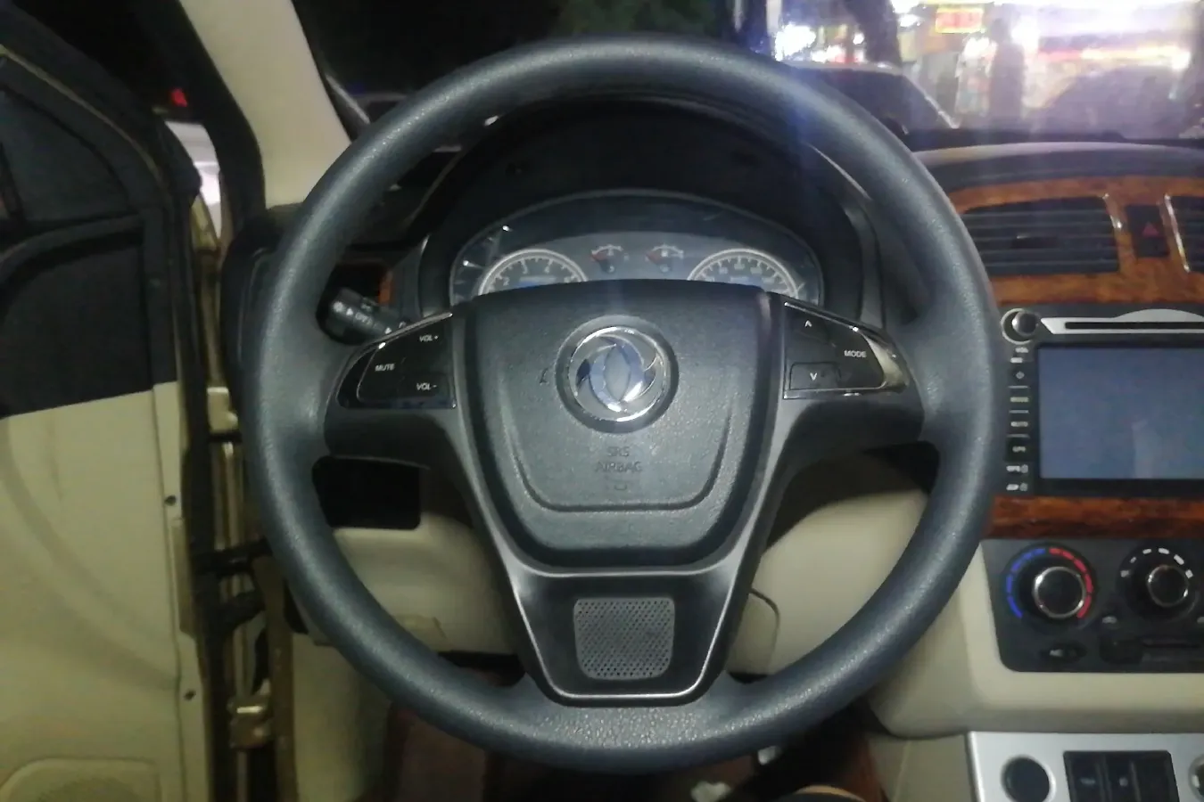 2014 DongFeng Fengon Fengon 330 1.5L 116HP L4 5MT,autocango,china used car exporter,china ev exporter,chinese used car exporter,chinese used ev exporter