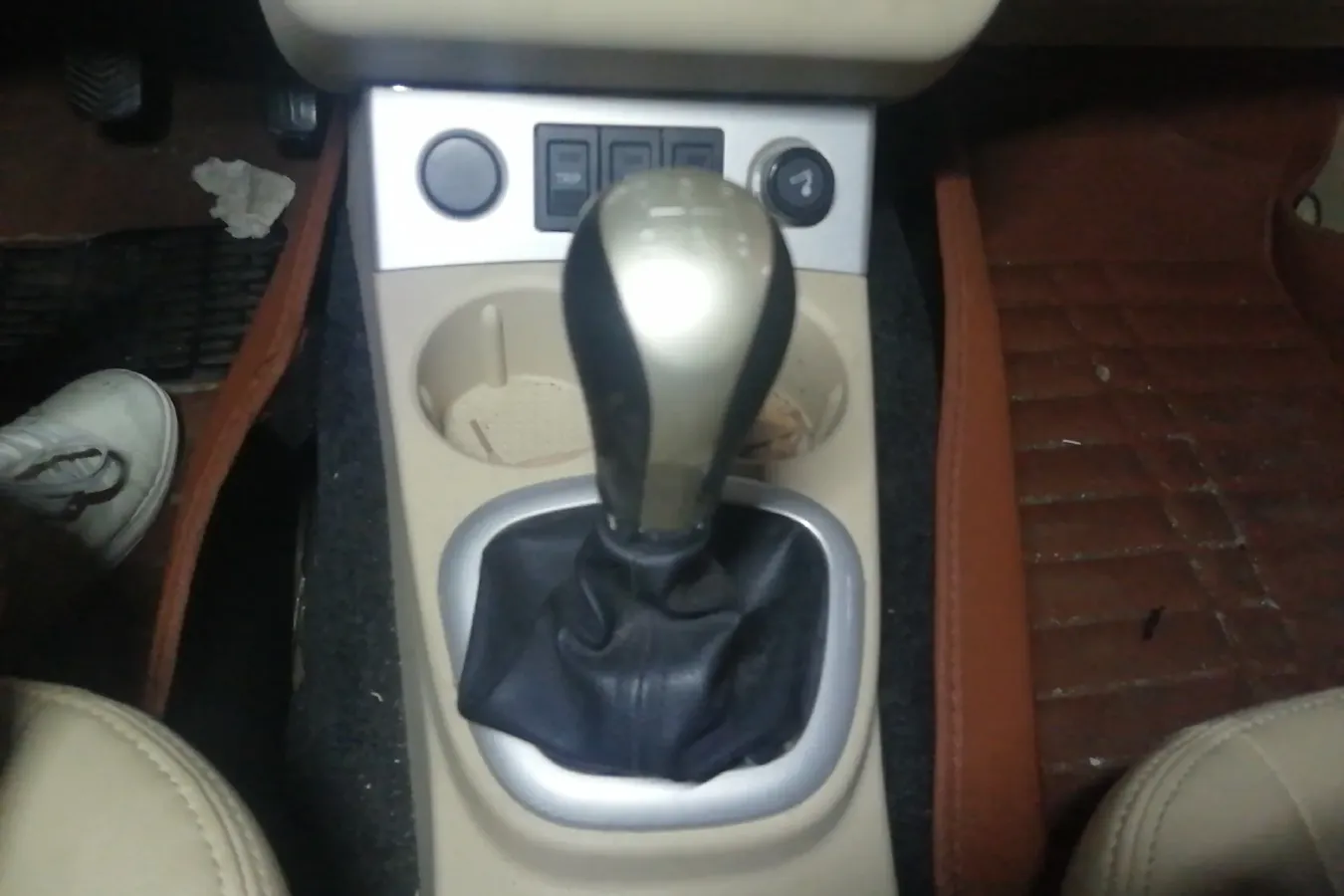 2014 DongFeng Fengon Fengon 330 1.5L 116HP L4 5MT,autocango,china used car exporter,china ev exporter,chinese used car exporter,chinese used ev exporter