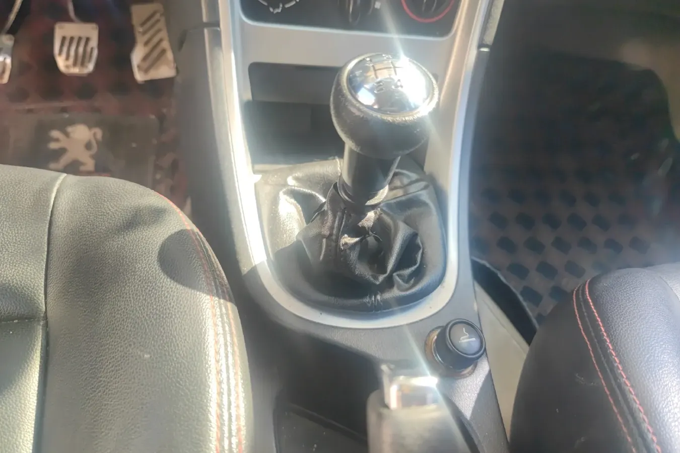 2007 Peugeot 307 1.6L 106HP L4 5MT,autocango,china used car exporter,china ev exporter,chinese used car exporter,chinese used ev exporter