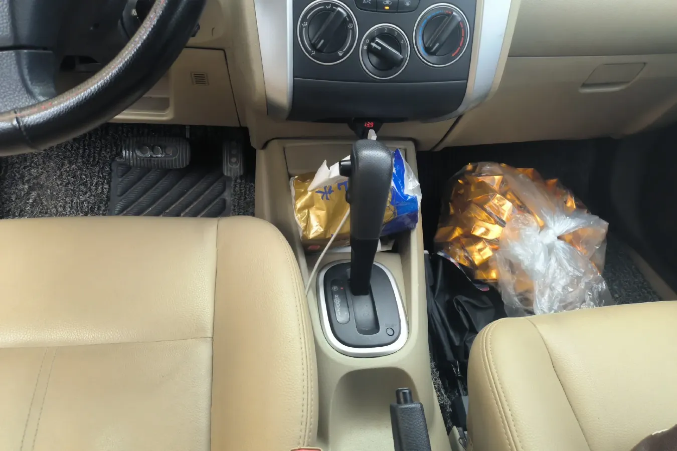 2013 Venucia R50 1.6L 117HP L4 4AT,autocango,china used car exporter,china ev exporter,chinese used car exporter,chinese used ev exporter