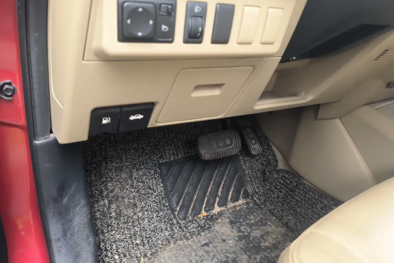 2013 Venucia R50 1.6L 117HP L4 4AT,autocango,china used car exporter,china ev exporter,chinese used car exporter,chinese used ev exporter