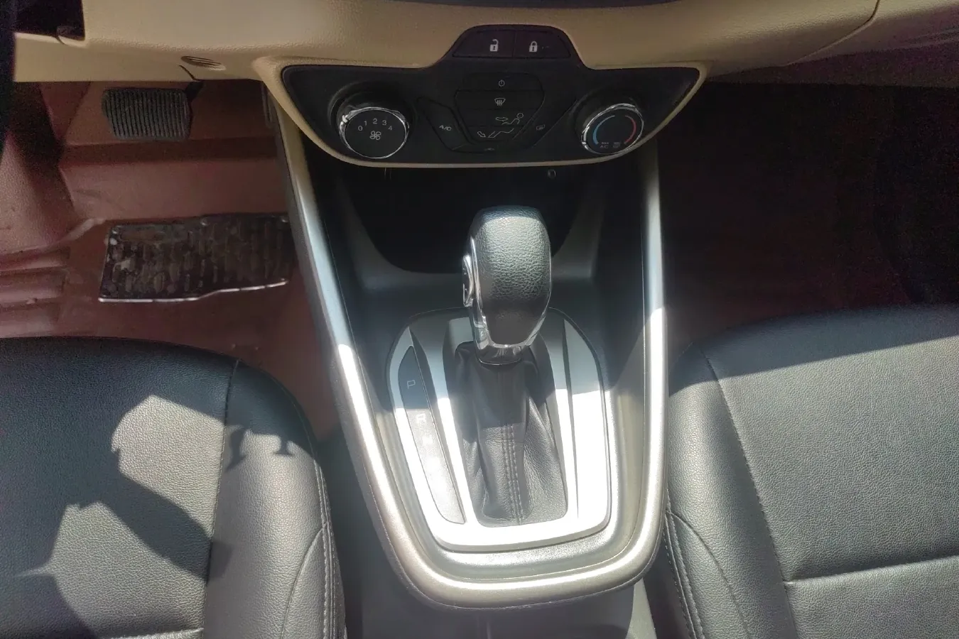 2015 Ford Escort 1.5L 113HP L4 6AT,autocango,china used car exporter,china ev exporter,chinese used car exporter,chinese used ev exporter