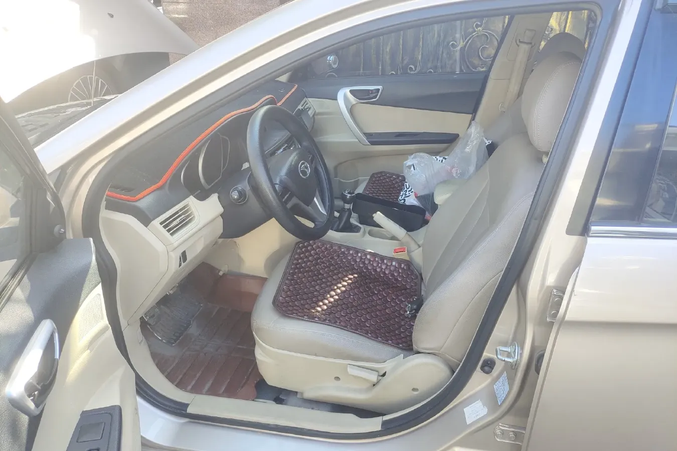 2013 Soueast V6 1.5L 120HP L4 5MT,autocango,china used car exporter,china ev exporter,chinese used car exporter,chinese used ev exporter