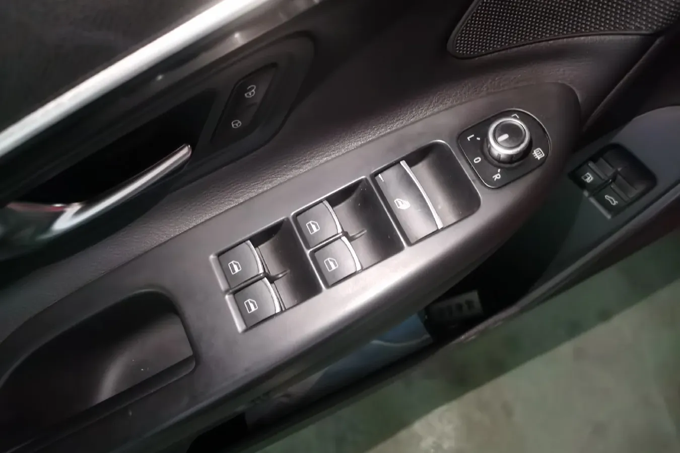 2011 Volkswagen Eos 2.0T 211HP L4 6DCT,autocango,china used car exporter,china ev exporter,chinese used car exporter,chinese used ev exporter