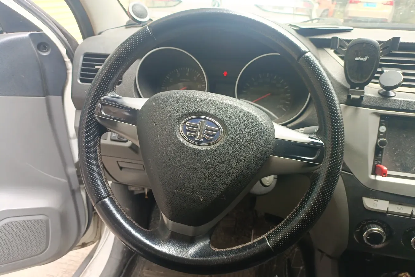 2013 FAW Senia S80 1.5L 109HP L4 5MT,autocango,china used car exporter,china ev exporter,chinese used car exporter,chinese used ev exporter