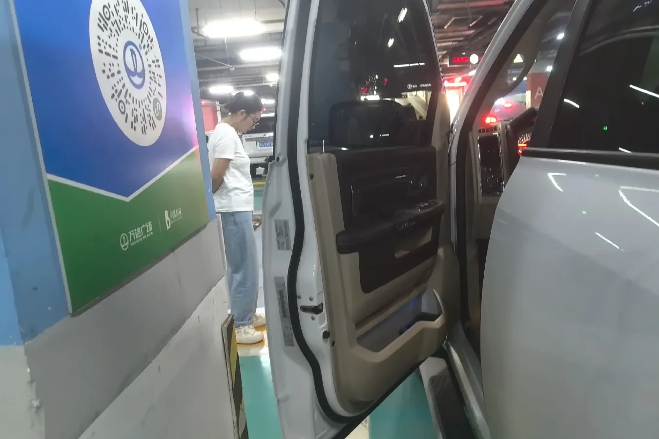 2011 RAM Trucks 5.7L 395HP V8 5AT,autocango,china used car exporter,china ev exporter,chinese used car exporter,chinese used ev exporter