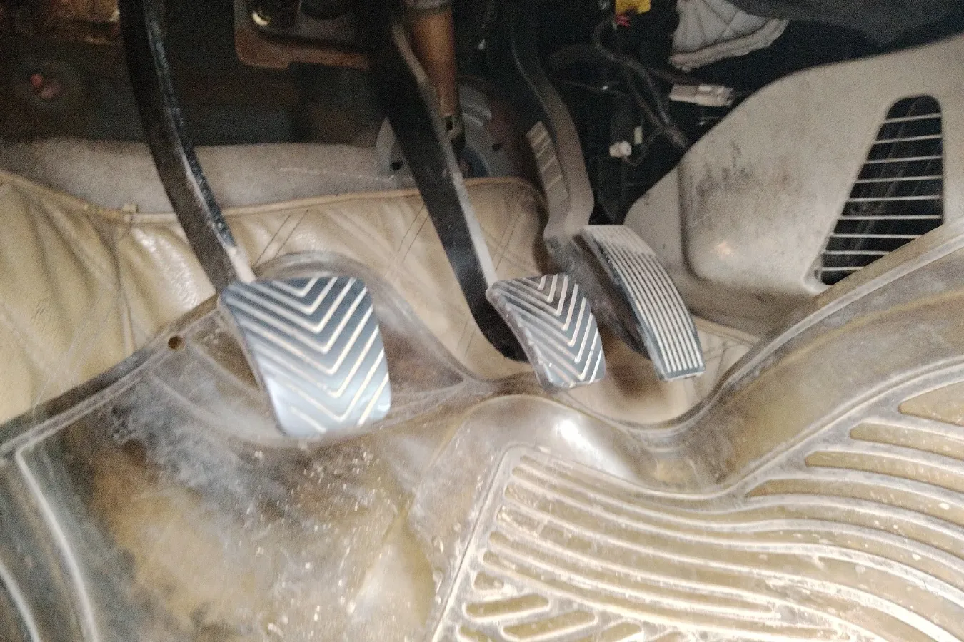 2012 JAC HeYue 1.5L 113HP L4 5MT,autocango,china used car exporter,china ev exporter,chinese used car exporter,chinese used ev exporter