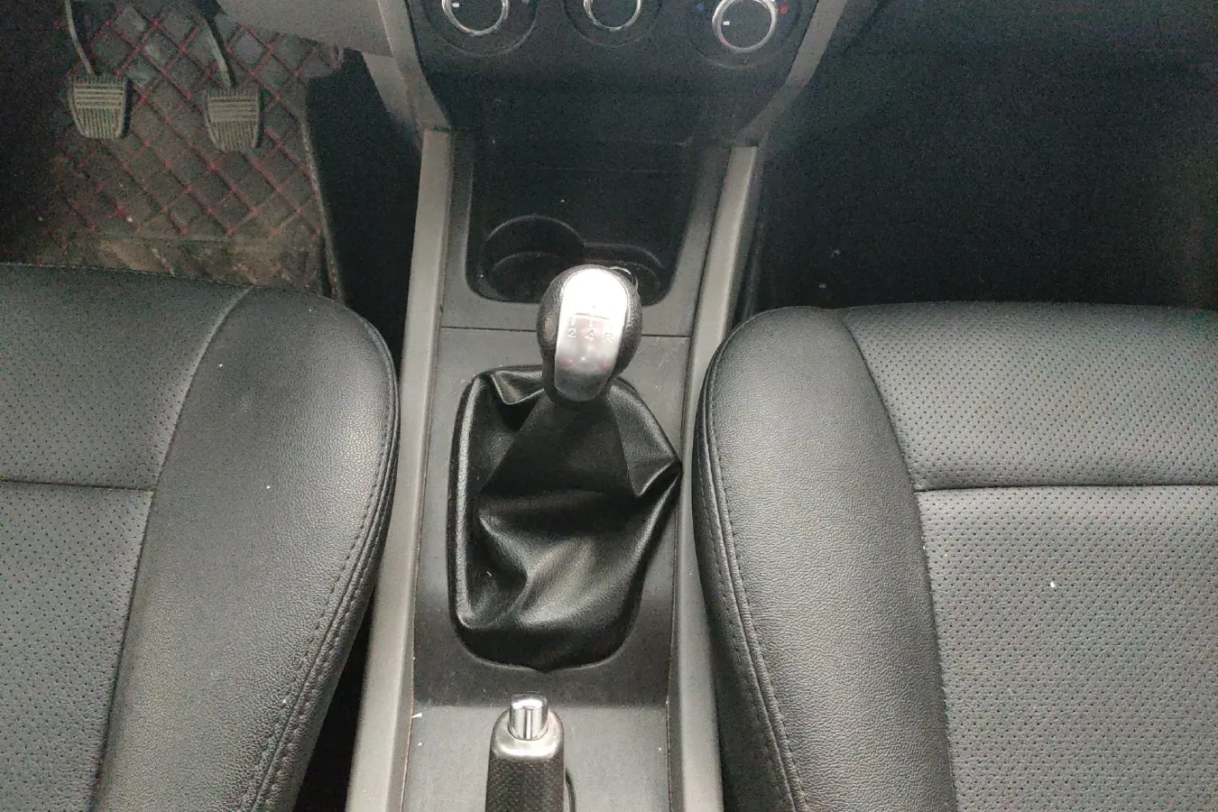 2013 FAW Senia S80 1.5L 109HP L4 5MT,autocango,china used car exporter,china ev exporter,chinese used car exporter,chinese used ev exporter